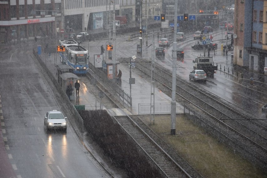 Pogoda we Wrocławiu. Pada deszcz, grad i śnieg [ZDJĘCIA]