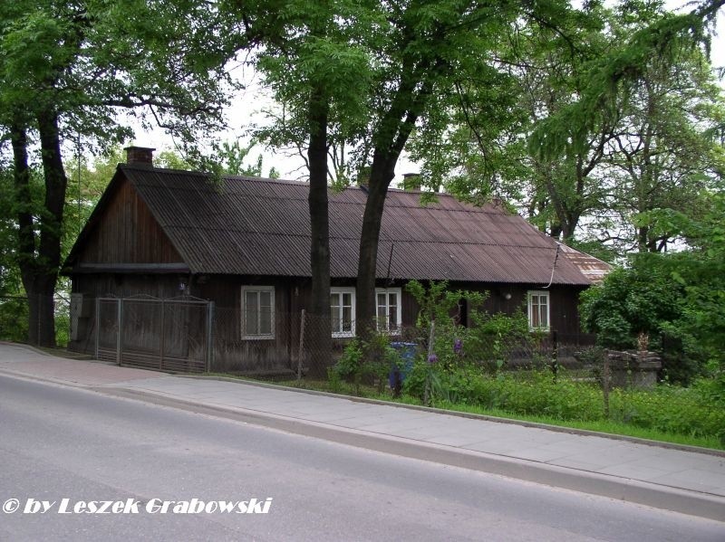 Centralna 25. Obiekty istniejące w różnym stanie.