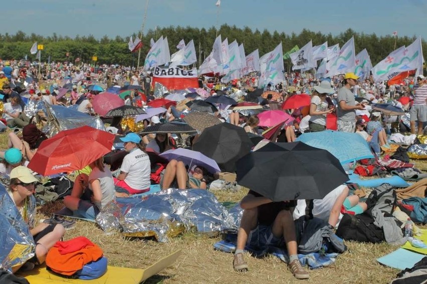 Lednica 2015: Tysiące młodych ludzi, śpiewy, modlitwa i upał