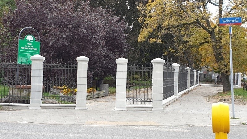 Stylizowane na retro ogrodzenie od strony wschodniej.