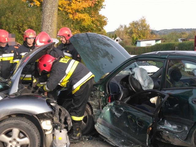 Do wypadku doszło po godzinie 15 na drodze z Koszalina w kierunku Jamna. Kierujące samochodem Mitsubishi nie ustąpiła pierwszeństwa prawidłowo jadącemu volkswagenowi i doszło do zderzenia. Dwie osoby zostały poszkodowane w tym zdarzeniu i trafiły do szpitala. Zobacz także: Wypadek w Mielnie. Trzy osoby poszkodowane