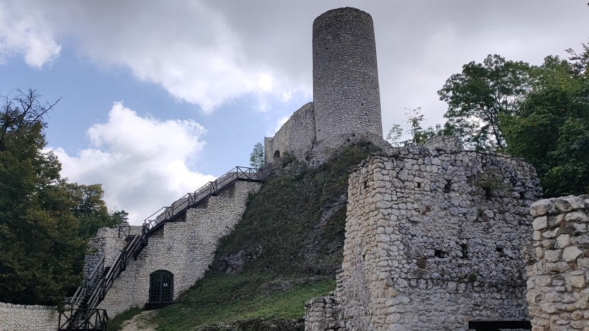 Zamek Pilcza w Smoleniu zachwyca swoim położeniem. Z wieży...