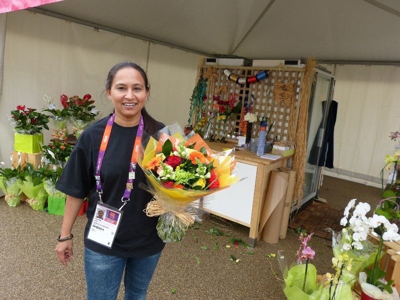 Mita Patel w Wiosce Olimpijskiej sprzedaje kwiaty, na brak...