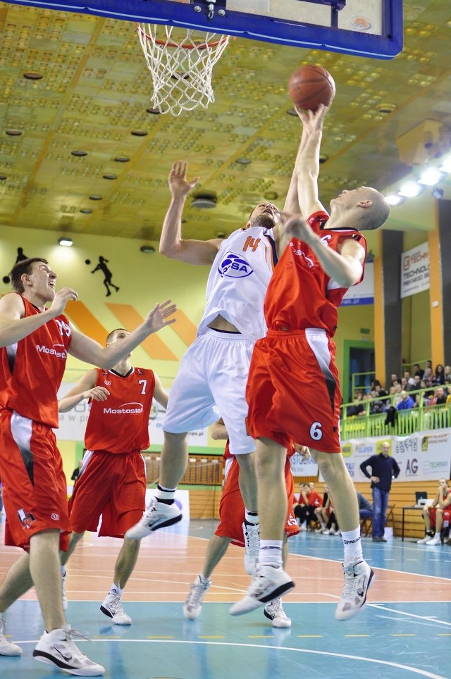 Koszykarze Rosy zdecydowanie wygrali bitwę pod koszami