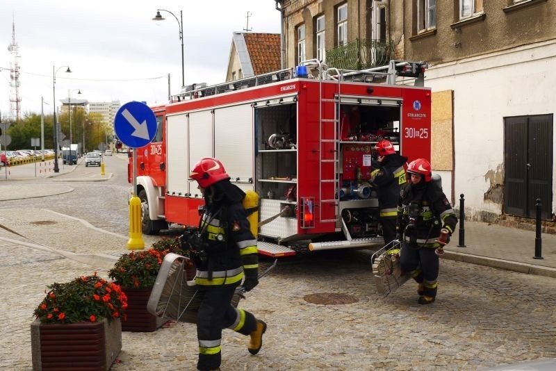 Strażacy natychmiast ruszyli do wnętrza banku.