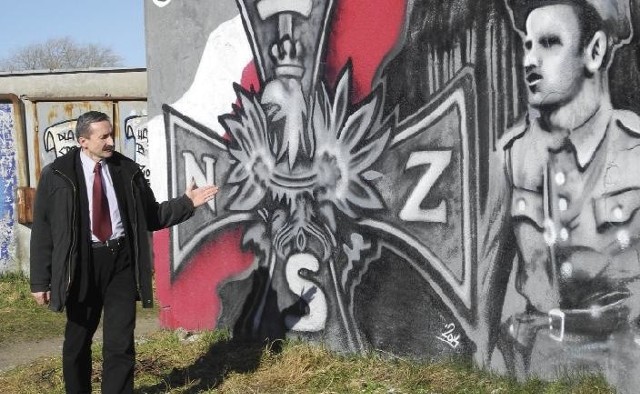 Patriotyczne graffiti przy ulicy Czołgistów w Lęborku podziwia Zbigniew Rudyk.
