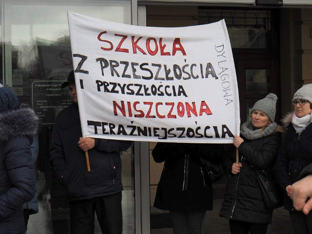 Protest mieszkańców gminy Dynów przeciwko planom likwidacji szkół.