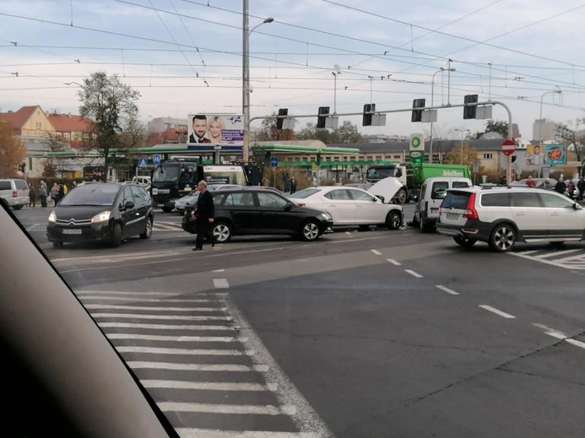 Wypadek na Legnickiej. Samochody zablokowały torowisko