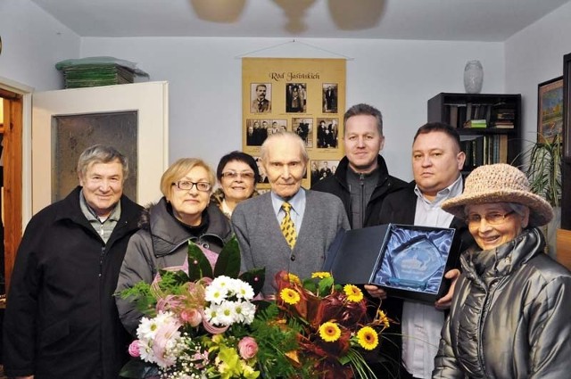 Dostojny jubilat imam Stefan Mustafa Jasiński w otoczeniu przyjaciół, w 102. rocznicę urodzin