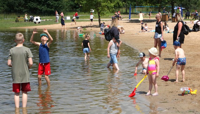 Oficjalnie rozpoczęto sezon plażowy w nowym ośrodku wypoczynkowym nad jeziorem Tarpno w Grudziądzu.