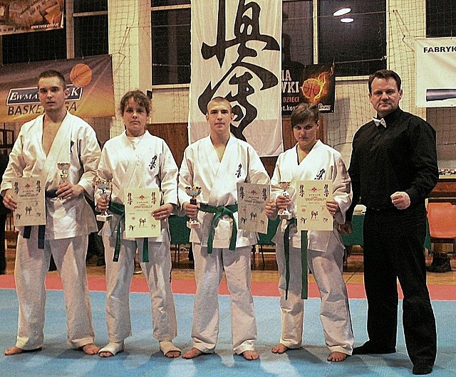 Na zdjęciu medaliści mistrzostw: (od lewej) Bartłomiej Kuciński, Luba Kuźma, Bartosz Jurczyk i Kamila Wypych razem ze sensei Pawłem Sujką. 