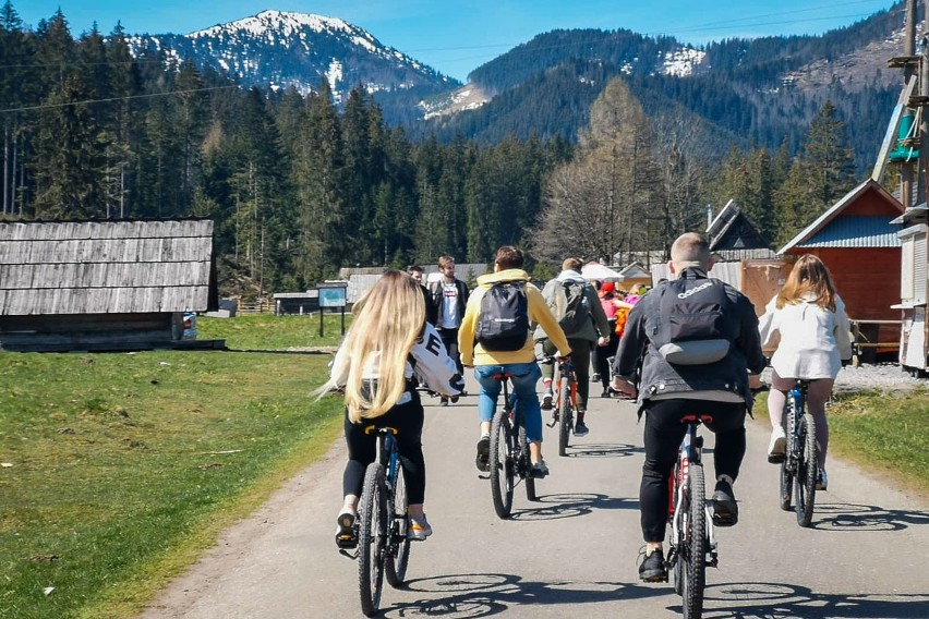 Tatry. W Dolinie Chochołowskiej prawdziwe tłumy. Ludzie opalają się na polanach. Gigantyczna kolejka przed wejściem  