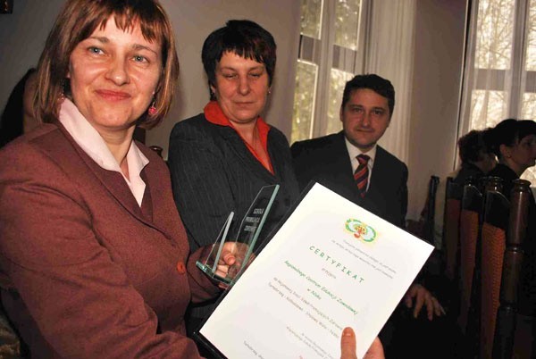 Grażyna Habigier-Pipska z certyfikatem rejonowym szkół promujących zdrowie.