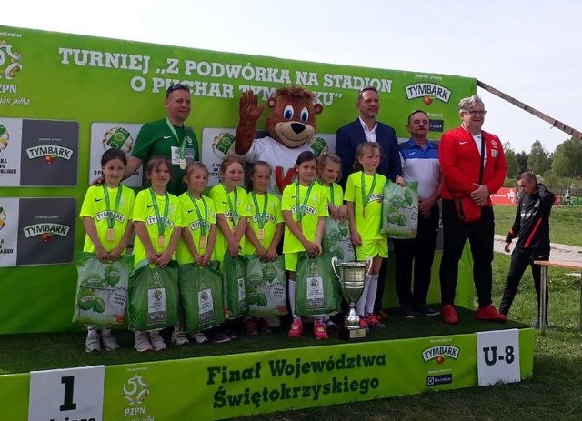 Finały wojewódzkie turnieju Z podwórka na stadion o Puchar Tymbarku odbyły się w Ćmińsku.