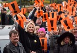 300 osób przyszło okazać wsparcie dla nauczycieli. Spontaniczna manifestacja w Kędzierzynie-Koźlu (zdjęcia)