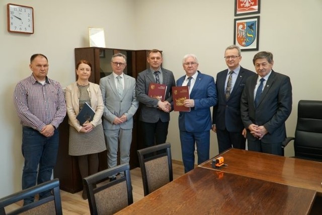 Umowę podpisali między innymi: Tomasz Tomasz Mordziński - dyrektor Przedsiębiorstwa Robót Drogowych w Zwoleniu (czwarty od lewej) oraz starosta Stefan Bernaciak (piąty od lewej).