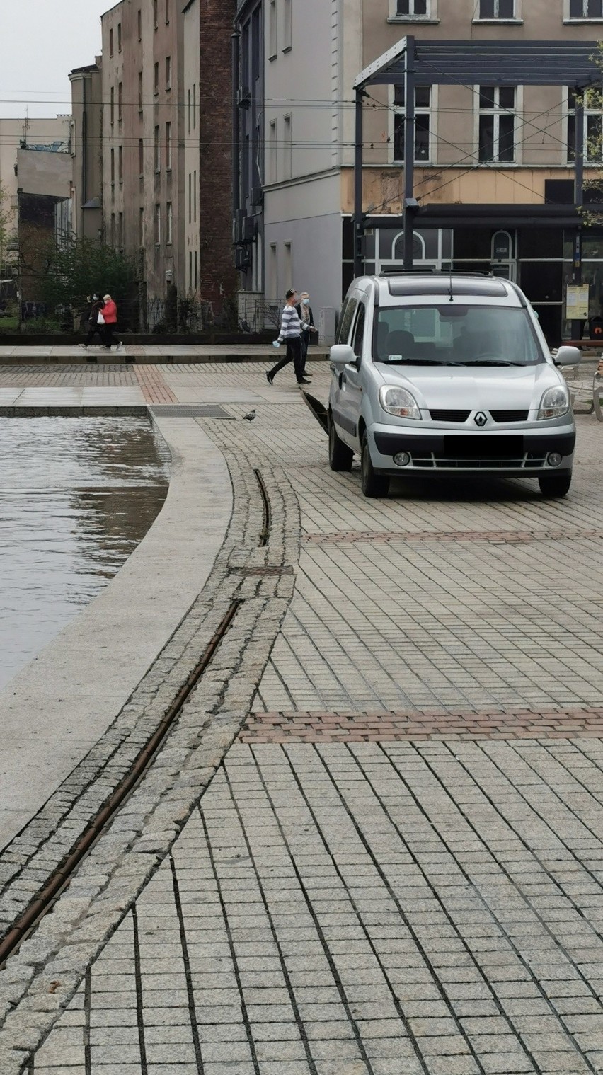 Opis: Rynek sztuczna Rawa parkowanie oraz wjazd.