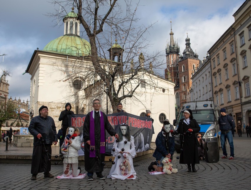 Kraków. Sprzeciw wobec krzywdzeniu dzieci przez księży. Aktywiści znów wyszli na ulice [ZDJĘCIA]