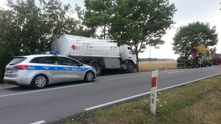 Śmiertelny wypadek na trasie Lisowice-Pawonków. Nie żyje 80-latek [ZDJĘCIA]