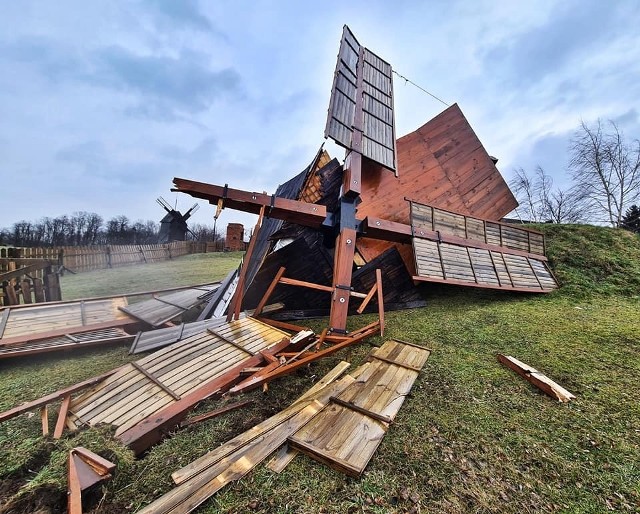 Muzeum Młynarstwa i Rolnictwa w Osiecznej ucierpiało na niedzielnej wichurze. Powalony został wiatrak, który ważył 24 tony.