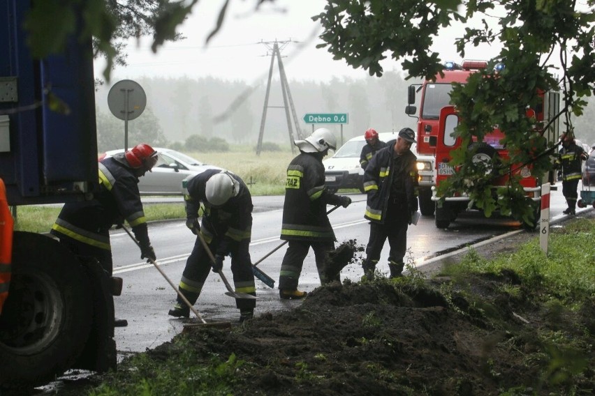 Wypadek na drodze Wrocław-Poznań. Kierowca busa zginął na miejscu (ZDJĘCIA)