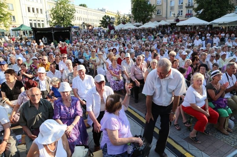 Taniec, muzyka etniczna, feeria barw ludowych strojów i...