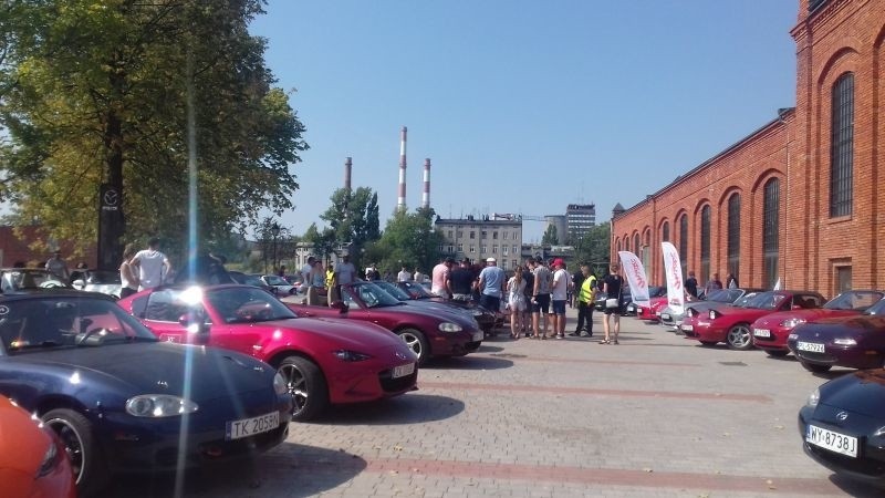 Kultowy model mazdy MX5 można było podziwiać w Łodzi, przyjechało aż 200 samochodów tego modelu