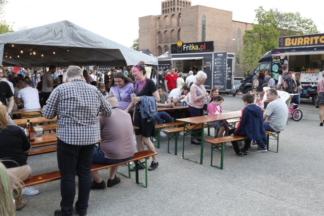 Żarciowozy - Zlot Foodtracków w Zabrzu.Zobacz kolejne zdjęcia. Przesuwaj zdjęcia w prawo - naciśnij strzałkę lub przycisk NASTĘPNE