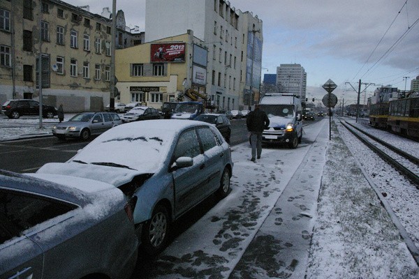 Uwaga kierowcy! Bardzo ślisko na łódzkich jezdniach