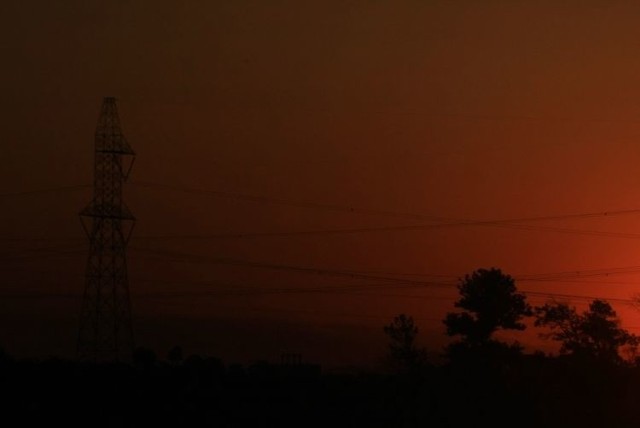 Pijany traktorzysta na trasie Malawicze Dolne - Zaśpicze uszkodził transformator i linie energetyczne