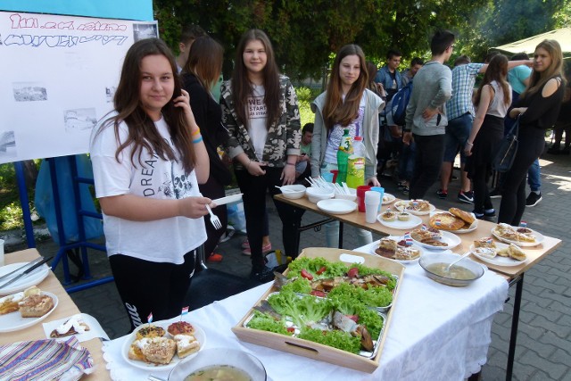 Uczniowie zaprezentowali dania charakterystyczne dla Luksemburga.
