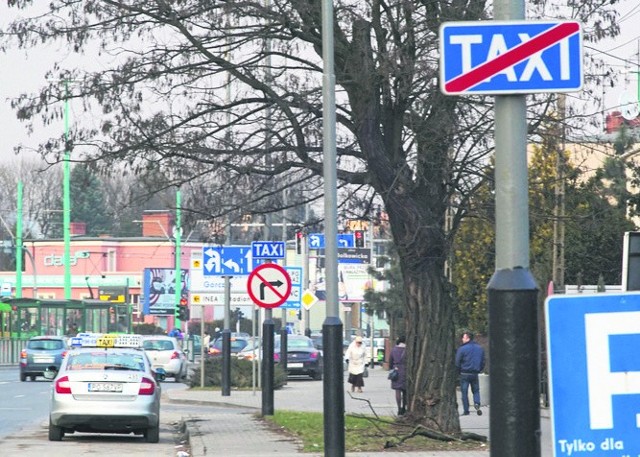 Pan Jarosław otrzymał mandat za parkowanie na postoju dla taksówek. On sam twierdzi, że znaki są źle ustawione