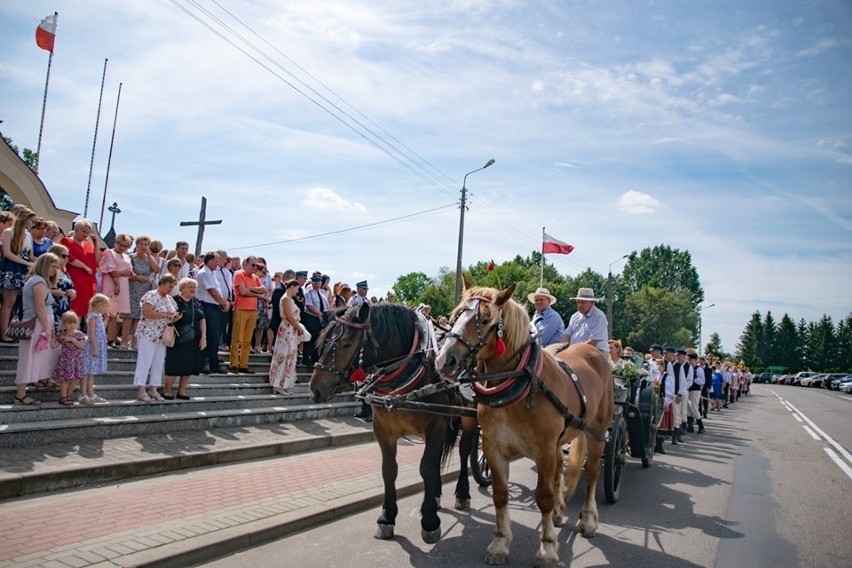 Sezon dożynkowy w pełni. Rolnicy dziękują za plony.