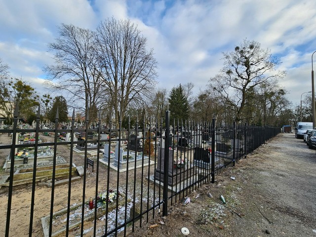 Nowy płot na cmentarzu przy ulicy Antczaka zastąpił stare ogrodzenie z siatki