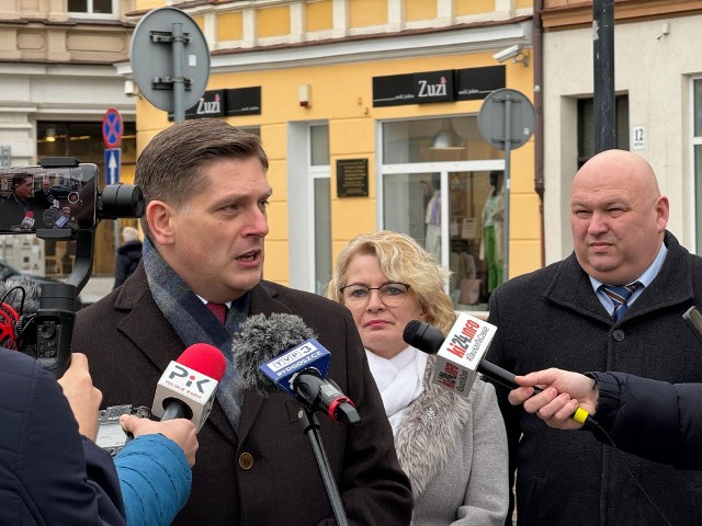 Bartosz Kownacki (z lewej) będzie walczył o fotel prezydenta Inowrocławia w kwietniowych wyborach samorządowych. Reprezentować będzie Prawo i Sprawiedliwość oraz Suwerenną Polskę.
