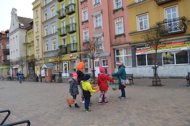 Rozdawali jabłuszka i przypinali pomarańczowe kokardki.