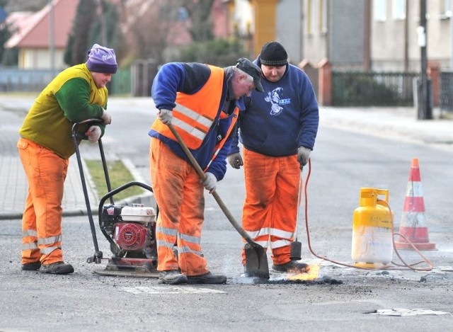 Ekipa przedsiębiorstwa Bud-Dróg z Kożuchowa systematycznie łata dziury w jezdniach wyznaczonych przez urząd miejski      