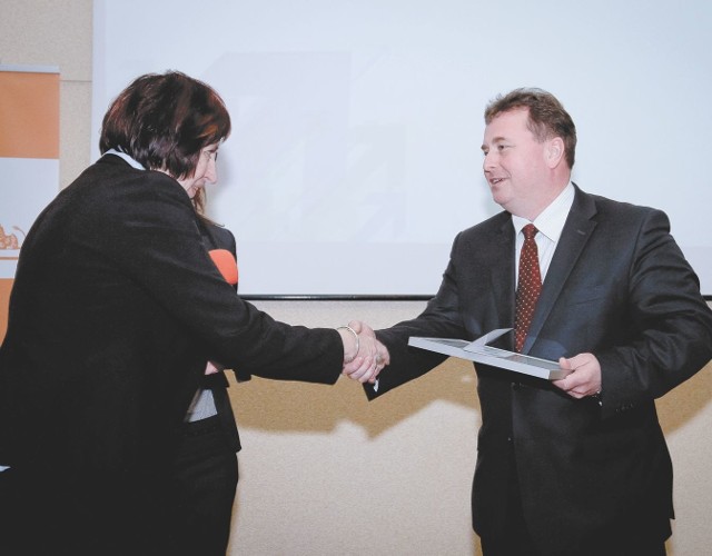 Pronar Narew w konkursie Innowacje 2011, został podwójnie wyróżniony. Otrzymał nagrodę w kategorii produkcja oraz od firmy doradczo-szkoleniowej Profes – Jarosław Kiryluk z Pronaru odbiera nagrodę z rąk Doroty Bieniek