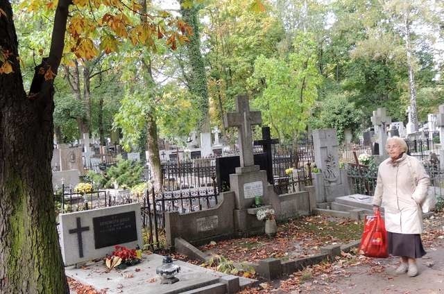 Porządkując groby na cmentarzu przy ul. Gałczyńskiego, można się natknąć na ślady alkoholowych libacji