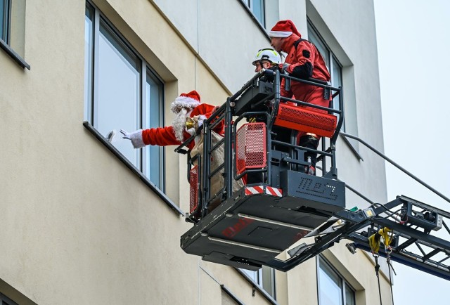 6 grudnia bydgoscy strażacy zorganizowali mikołajki w Wojewódzkim Szpitalu Dziecięcym w Bydgoszczy. Na drabinie zajrzeli przez okna do małych pacjentów