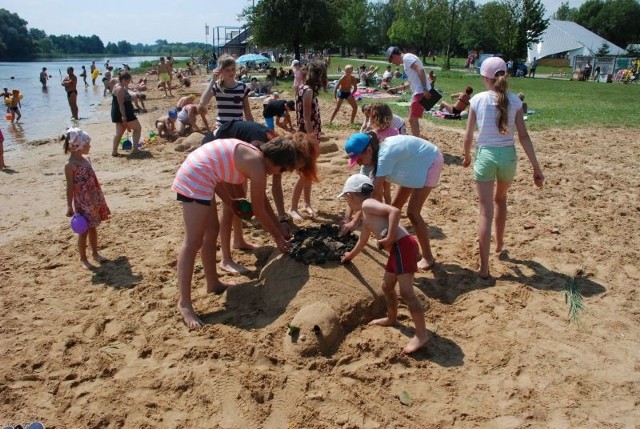 Dzieci wzięły udział w wesołych konkursach. Jednym z najciekawszych okazał się ten na tworzenie budowli z piasku.