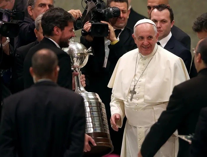 Papież Franciszek ma asystenta, który opowiada o meczach swojej ulubionej drużyny. Sam nie oglądał telewizji od 33 lat [ZDJĘCIA]