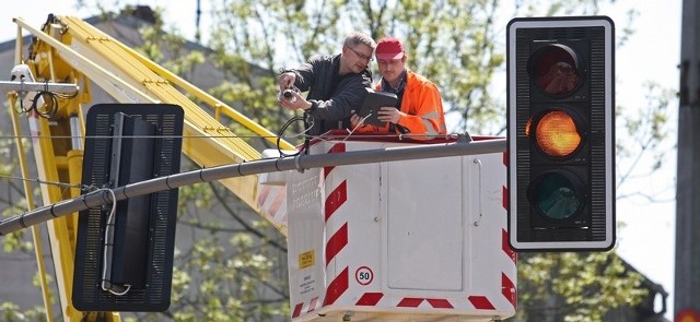 Montaż sygnalizacji i kamer nad przejściem dla pieszych przy ulicy Pobożnego.