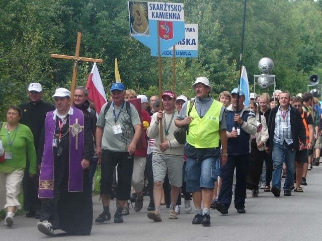 Pierwsza grupa liczącej ponad osiemset osób pielgrzymki. Idzie tu ksiądz Jerzy Karbownik i prezydent Rafał Wojcieszek.