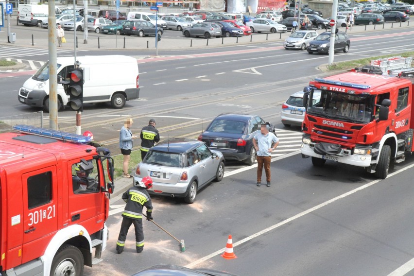 Wypadek na Legnickiej. Kobieta jadąca mini cooperem nie miała ubezpieczenia OC [ZDJĘCIA]