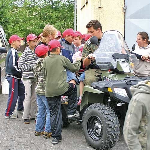 Każdy kolonista chciał się przejechać terenowym &#8222;Polarisem&#8221;.