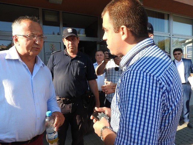 Poseł Józef Brynkus dyskutuje z policjantami po wyprowadzeniu z sali, na której miał się odbyć zjazd burmistrzów Rajmunda Pollaka