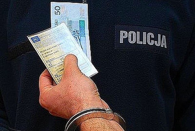 28-letni mieszkaniec Augustowa usiłował wręczyć funkcjonariuszom "łapówkę" w kwocie 200 zł