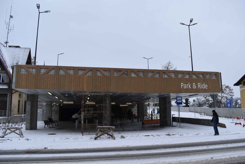 Nowy Targ. Odwołali otwarcie parkingu Park & Ride. Odpadają kolejne deski z elewacji