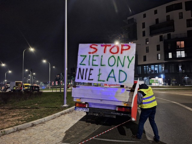 Rolnicy będą blokować drogi dojazdowe do Kielc przez całą noc ze środy 20 marca na czwartek 21 marca. Tak protest wyglądał w środowy wieczór na ulicy Wojska Polskiego, w okolicy ronda Czwartaków